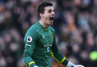 Leicester City sign Jakupovic from relegated Hull